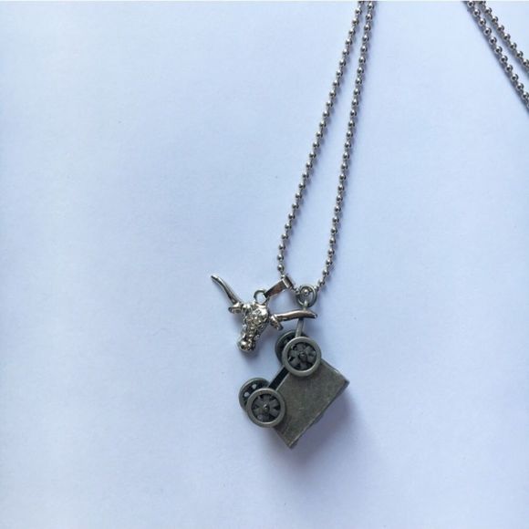 Wild Oregon Trail Bull Skull Wagon Necklace - Picture 1 of 2